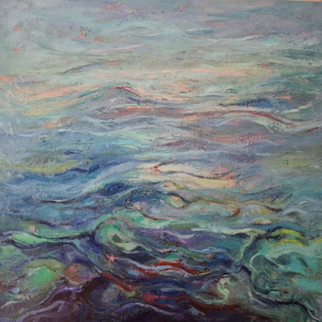 Tonos de azul y verde en un mar con ondas suaves y reflejos sutiles.