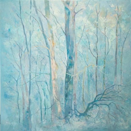 Bosque etéreo con árboles en tonos azules y suaves matices.