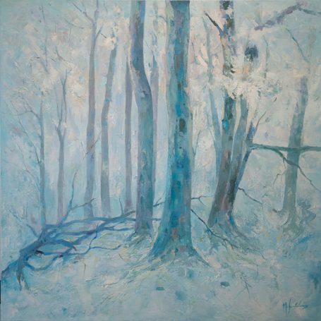 Bosque neblinoso con árboles de tonalidades azules y blanco, atmósfera etérea.