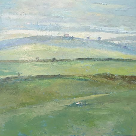 Paisaje sereno con colinas suaves y cielo nublado en tonos verdes y azules.