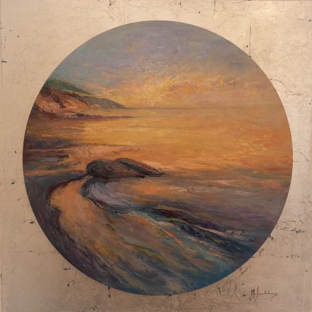 Paisaje marino al atardecer en un círculo, con tonos cálidos y suaves en el horizonte.