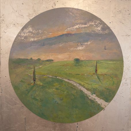 Paisaje circular con un camino, árboles y un cielo nublado en tonos verdes y tierras.
