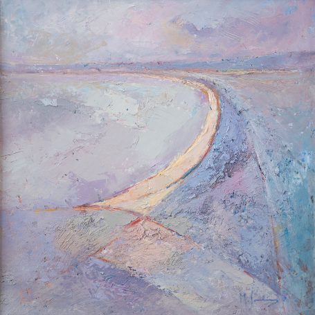 Paisaje abstracto con una curva suave y tonos pastel de cielo y tierra.