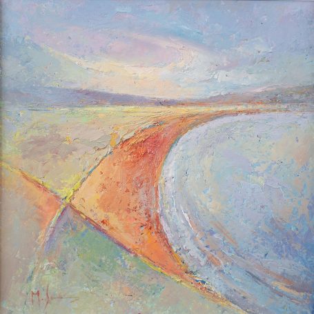 Paisaje abstracto con costa y cielo, tonos suaves en azul, naranja y amarillo.
