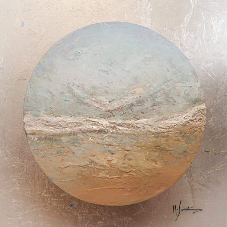Esfera con tonos suaves, texturas que sugieren paisajes abstractos en tonos tierra.