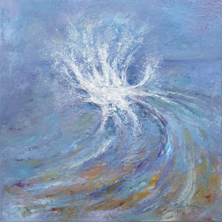 Olas blancas rompiendo en un fondo azul, creando un efecto abstracto y dinámico.