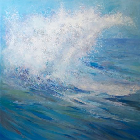 Olas rompiendo en el mar, con colores azules y blancos suaves.