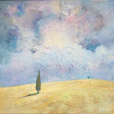 Paisaje con cielo nublado, luz radiante y un ciprés solitario en un campo dorado.