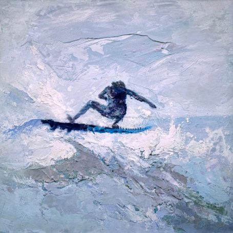 Surfista realizando un salto sobre una ola, con un fondo de tonos azules y grises.