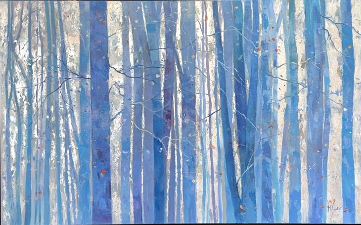Bosque abstracto con árboles de tonalidades azules y un fondo claro.