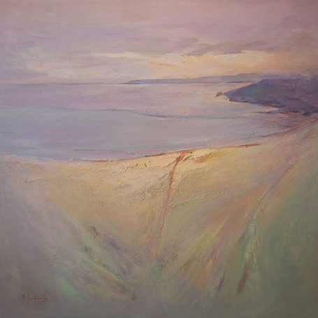 Paisaje costero con suaves tonalidades de rosa, azul y amarillo al atardecer.