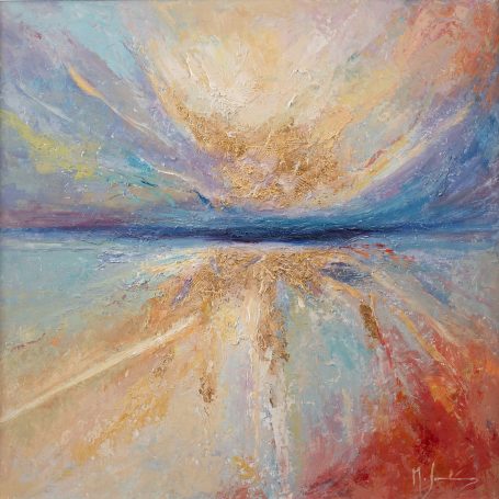 Pintura abstracta con tonos azules, naranjas y dorados que reflejan una tranquila escena marina.