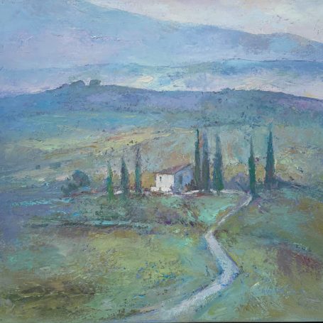 Paisaje pastoral con una casa blanca y cipreses, rodeado de colinas suaves.