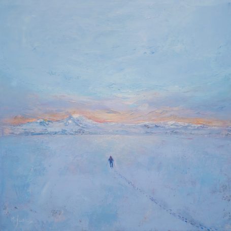 Paisaje nevado al atardecer con una figura solitaria caminando hacia el horizonte.