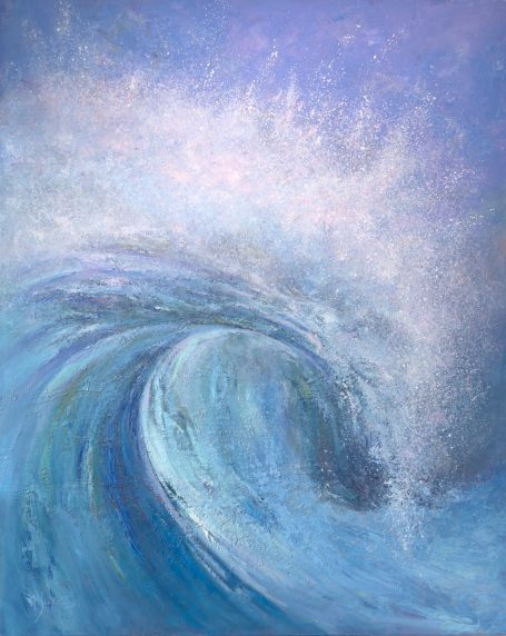 Ola poderosa en tonos azules, con un fondo de cielo claro y toques de espuma.