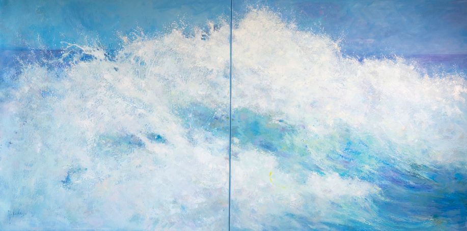 Olas blancas sobre un fondo azul, evocando un mar en movimiento y tranquilidad.