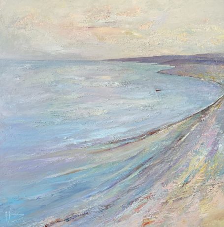 Paisaje costero con aguas tranquilas y cielo suave en tonos pastel.