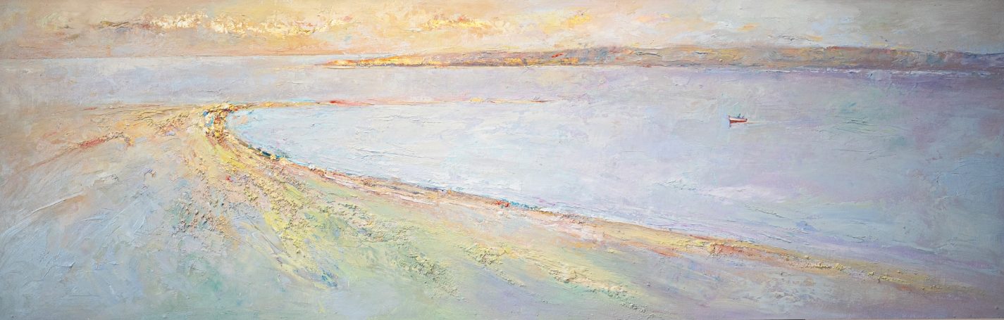Vista serena del mar con suaves tonos pastel y una línea de costa en el horizonte.