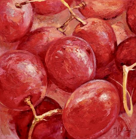 Uvas rojas brillantes con matices de púrpura sobre un fondo suave.